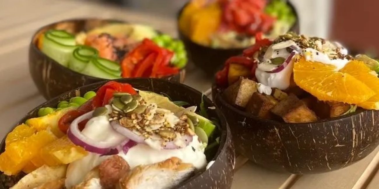 Bowlz food, delicious salads in coconut shell bowls